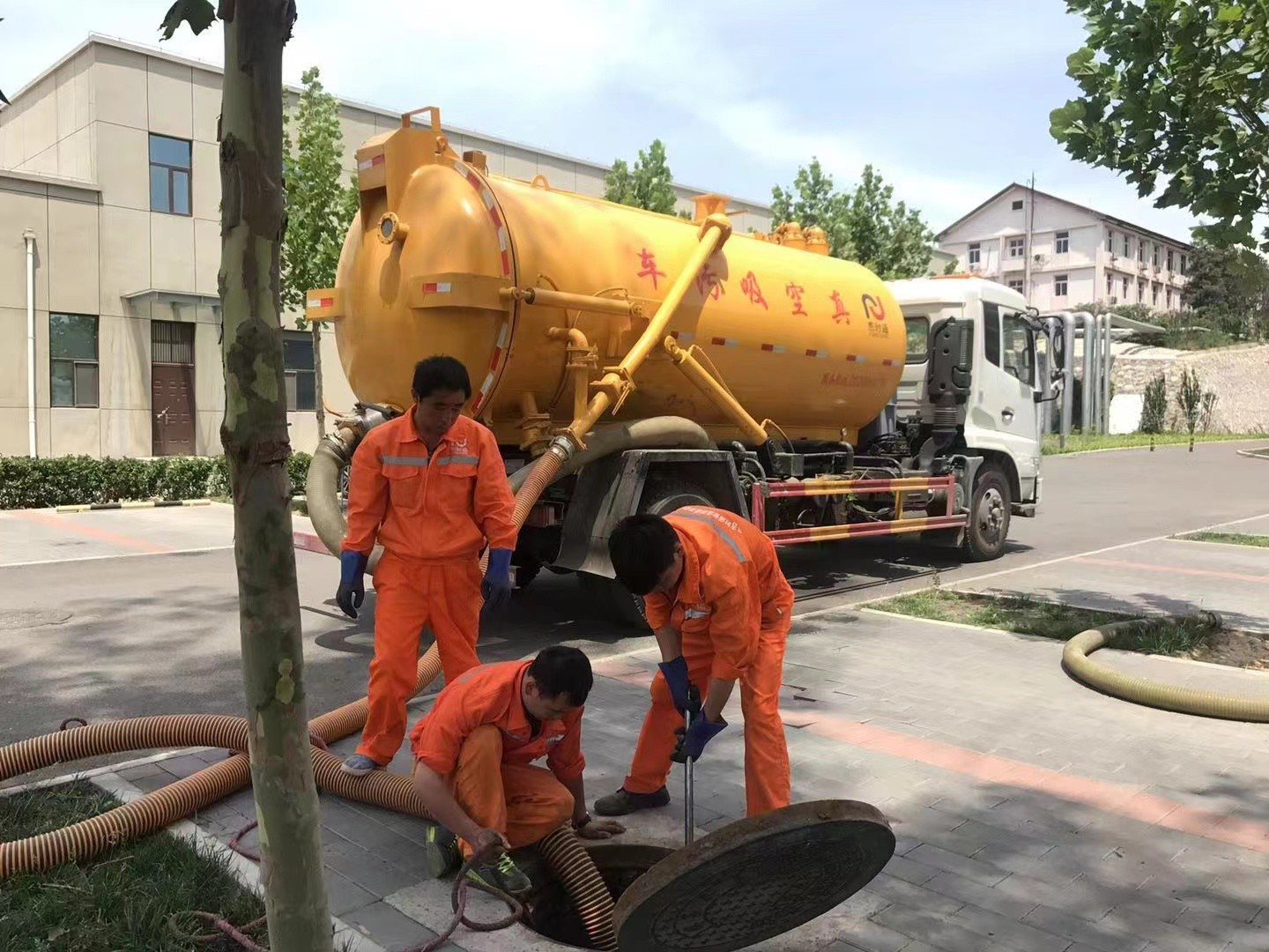 鸡冠化粪池清理与5-8吨吸粪车施工效率分析